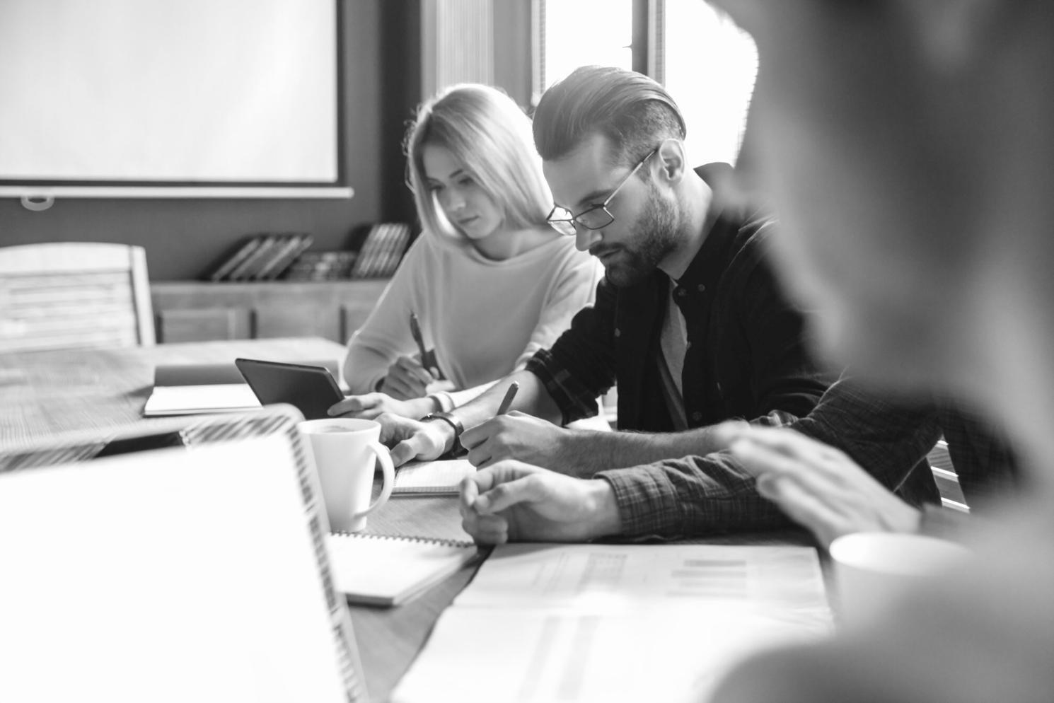Espace de travail moderne avec gestion financière automatisée