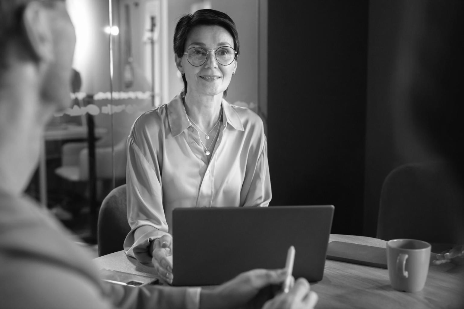 Bureau moderne avec équipement de gestion financière automatisée